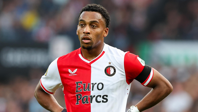 Quinten Timber (Feyenoord): Quinten Timber - anh trai của Jurrien (Arsenal) - chỉ còn hai năm trong hợp đồng với đội bóng Hà Lan, theo đó, giá của anh có thể rất phải chăng. Xuất thân là một số 6, Timber được đánh giá cao trong những pha tranh chấp và thu hồi bóng. Hạn chế về chiều cao được anh che đi phần nào bằng sự tinh quái và thông minh ở khâu chọn vị trí. Cá nhân Timber gây ấn tượng mạnh ở sự điềm tĩnh cùng khả năng thoát pressing. Từ việc đá thấp nhất hàng tiền vệ, Timber dần thích nghi để chơi như một số 8, với khả năng chuyền bóng ấn tượng.