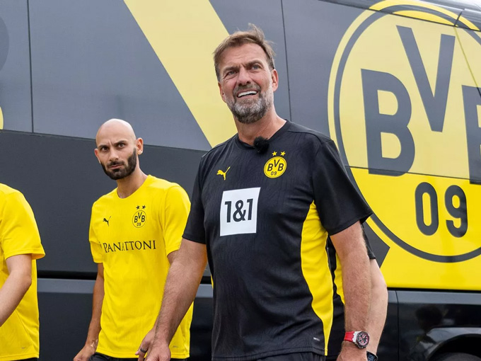 Klopp xuất hiện trong trang phục của Dortmund để chuẩn bị cho trận đấu