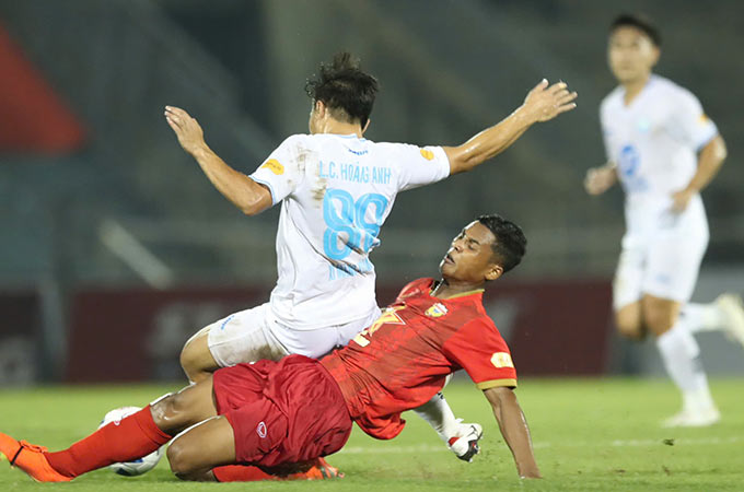 Legley Adou Minh là cầu thủ Việt kiều đầu tiên "nổ súng" tại sân chơi V.League. Ảnh: Xuân Thuỷ